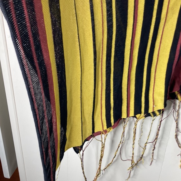 Beautiful lightweight knit poncho - Picture 3 of 7